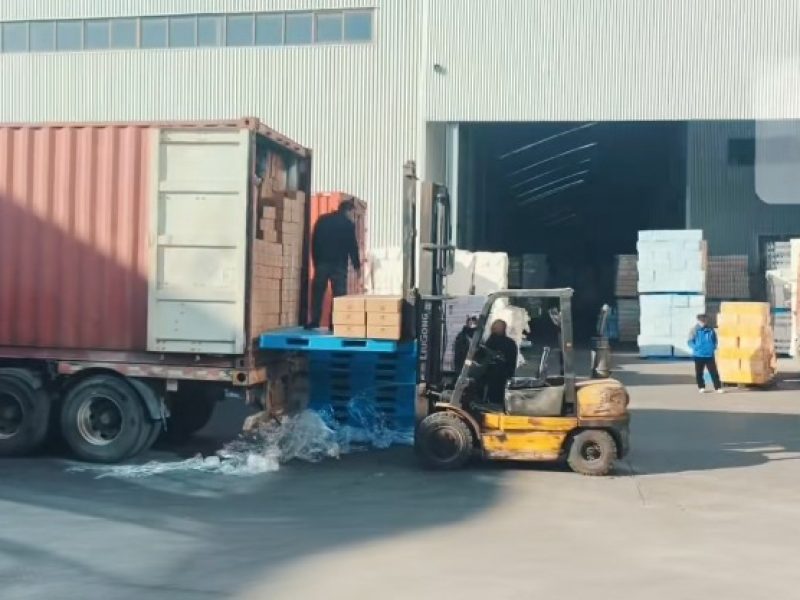 loading toilet paper to container